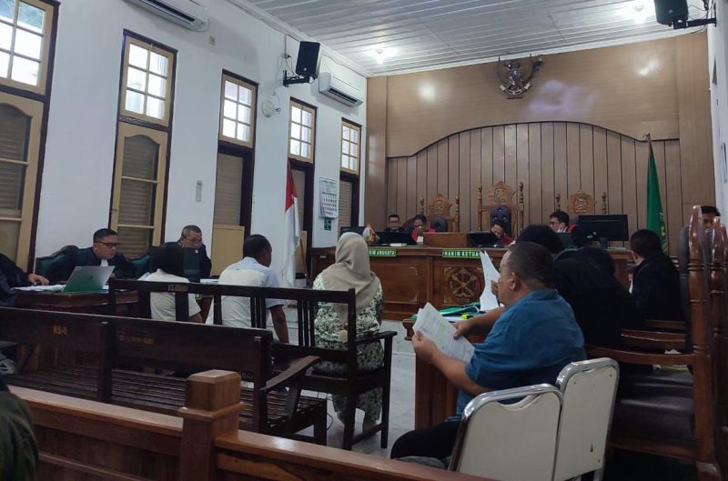 Mantan Anggota DPRD Langkat, Zuhuriah Wista Gurusinga (kanan), saat bersaksi memberikan keterangan dalam kasusu korupsi mantan Bupati Langkat, Senin (7/7).