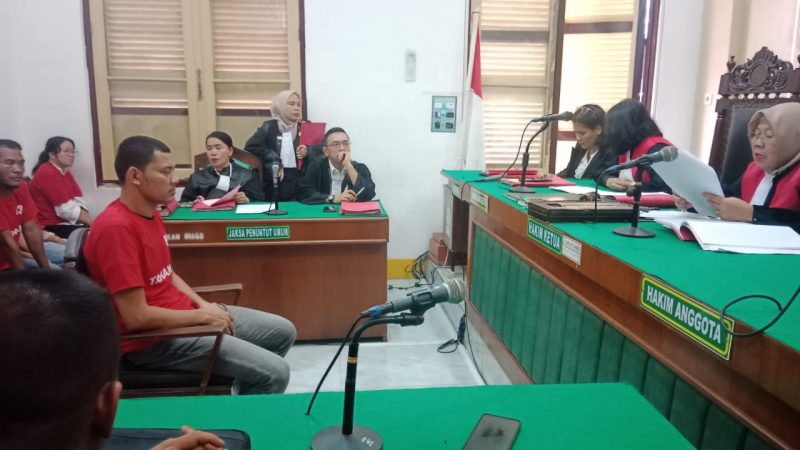 Syamsuri terdakwa kurir ekstasi menjalani sidang putusan di PN Medan, Rabu (2/7).