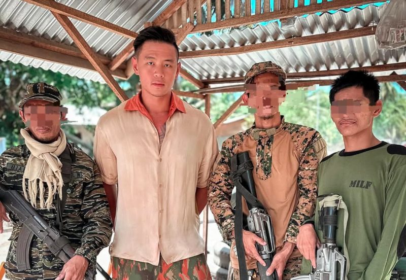 Selebgram dan desainer kontroversial Arnold Putra tengah menjadi perbincangan setelah dikabarkan ditangkap dan ditahan junta militer Myanmar atas tuduhan terorisme. Foto: Instagram/@arnoldputra