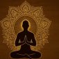 Siluet pria merenung di depan kalender Jawa kuno dengan latar belakang fajar, mencerminkan makna Tanggal Jawa Hari Ini secara spiritual dan budaya.