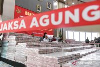 Dirtut Jampidsus Kejagung Sutikno (ketiga kiri) bersama Kapuspenkum Kejagung Harli Siregar (kedua kiri), Dirdik Jampidsus Kejagung Abdul Qohar (kiri) dan Kajari Jakarta Pusat Safrianto Zuriat (kanan) memberikan keterangan kepada media massa terkait penyitaan uang hasil tindak pidana korupsi pemberian fasilitas crude palm oil (CPO) dan turunannya di Gedung Bundar Jampidus Kejaksaaan Agung, Jakarta, Rabu (2/7/2025). Foto: Antara