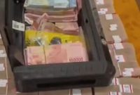 Penampakan tumpukan uang yang ditemukan penyidik KPK di rumah mantan Kadis PUPR Sumut, Topan Obaja Putra Ginting. Foto: tangkapan layar video