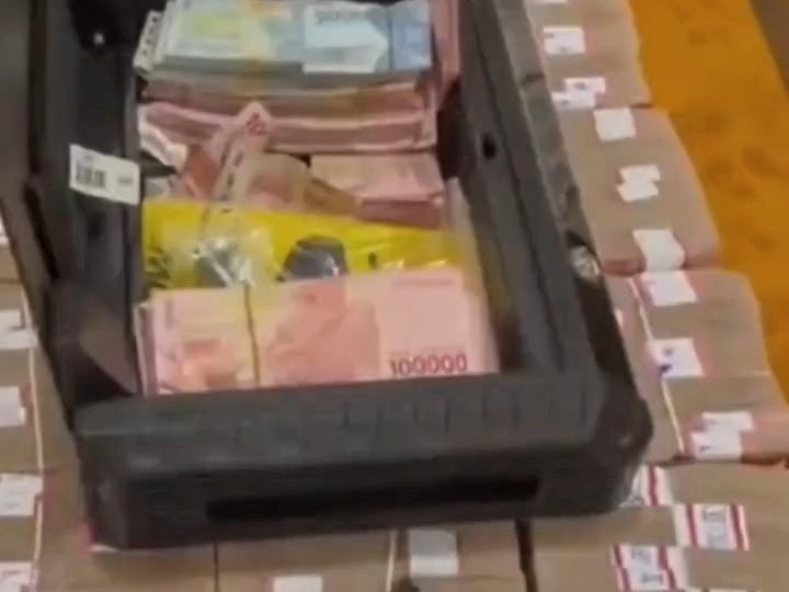 Penampakan tumpukan uang yang ditemukan penyidik KPK di rumah mantan Kadis PUPR Sumut, Topan Obaja Putra Ginting. Foto: tangkapan layar video