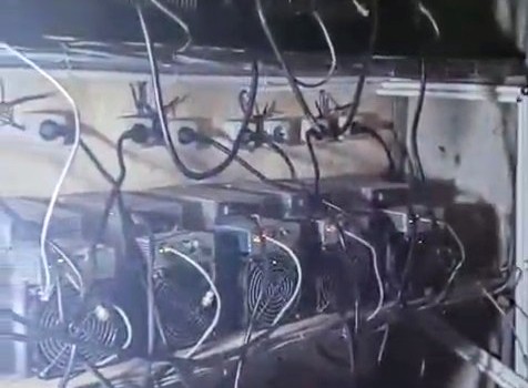 Polisi menggerebek ruko tambang Bitcoin di Jalan Karya Jaya, Medan Johor, Kota Medan. Foto: Tangkapan layar video
