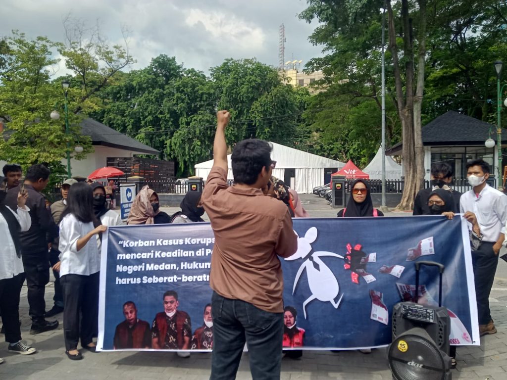 Guru Honorer Langkat Kepung PN Medan, Desak Vonis Berat Koruptor Seleksi PPPK