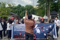 Guru honorer Langkat saat melakukan demonstrasi, meminta keadilan di PN Medan, Kamis (10/7/2025).