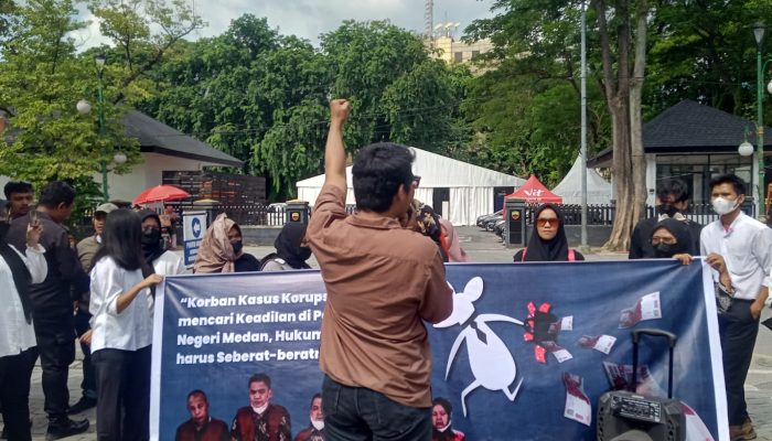 Guru Honorer Langkat Kepung PN Medan, Desak Vonis Berat Koruptor Seleksi PPPK