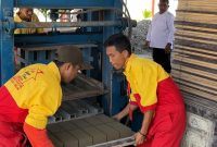 Warga binaan Rutan Kelas I Medan mencetak paving blok yang dipesan masyarakat, Kamis (3/7).
