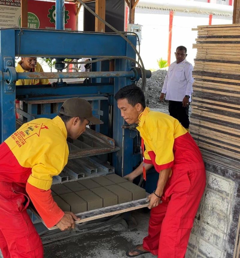 Warga binaan Rutan Kelas I Medan mencetak paving blok yang dipesan masyarakat, Kamis (3/7).