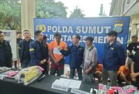 Kasat Reskrim Polrestabes Medan AKBP Bayu Putro Wijayanto memaparkan hasil tangkapan pelaku perampok becak motor, Sabtu (12/7/2025) sore.