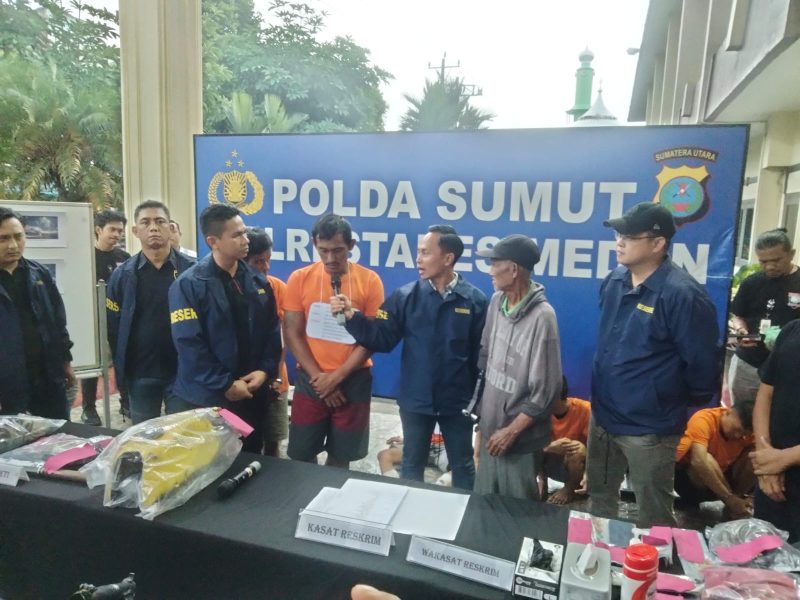 Kasat Reskrim Polrestabes Medan AKBP Bayu Putro Wijayanto memaparkan hasil tangkapan pelaku perampok becak motor, Sabtu (12/7/2025) sore.