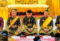 Kapolri Jenderal Listyo Sigit Prabowo mendengarkan Senandung Syair dalam prosesi Anugerah Adat Ingatan Budi. Foto: Dok.LAMR