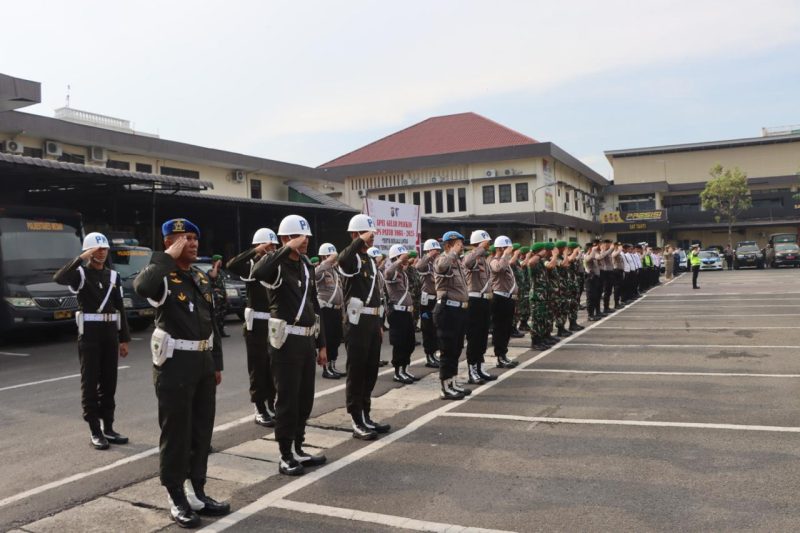Kapolrestabes Medan, Kombes Pol Gidion Arif Setyawan memimpin apel gelar pasukan Ops Patuh Toba 2025, Senin (14/7/2025)