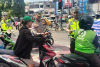 Petugas Satlantas menindak dan memberikan edukasi bagi  pelanggar yang terjaring 