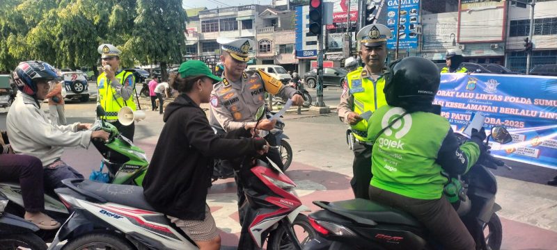 Petugas Satlantas menindak dan memberikan edukasi bagi  pelanggar yang terjaring 