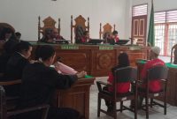 Pasutri terdakwa kasus penggelapan tabung gas, saat menjalani sidang di PN Medan, Selasa (15/7/2025).