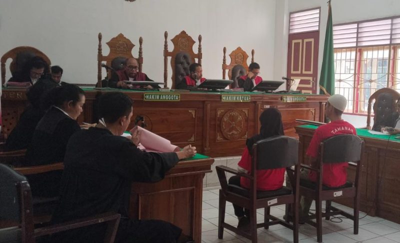 Pasutri terdakwa kasus penggelapan tabung gas, saat menjalani sidang di PN Medan, Selasa (15/7/2025).