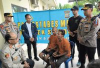 Kapolrestabes Medan, Kombes Pol Gidion Arif Setyawan mengintrogasi kedua tersangka kasus pembunuhan di Mapolsek Medan Sunggal, Selasa (15/7/2025).