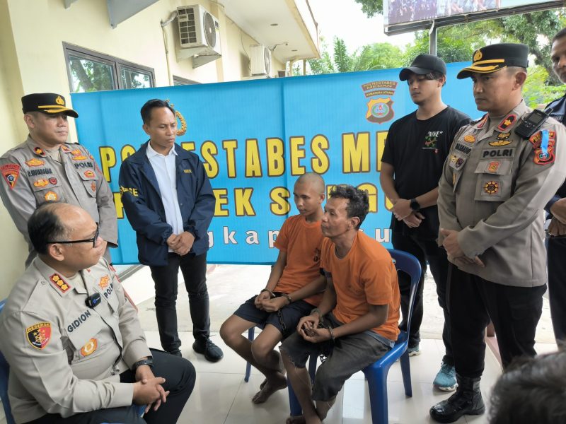Kapolrestabes Medan, Kombes Pol Gidion Arif Setyawan mengintrogasi kedua tersangka kasus pembunuhan di Mapolsek Medan Sunggal, Selasa (15/7/2025).
