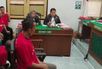 Fadli terdakwa kasus perampokan sopir taksi onlien, menjalani sidang dakwaan di PN Medan, Rabu (16/7/2025).