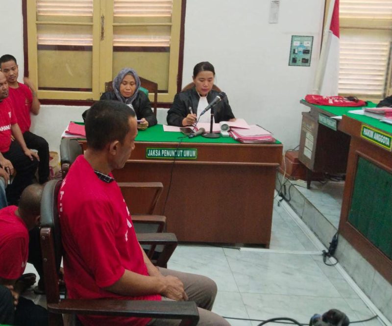Fadli terdakwa kasus perampokan sopir taksi onlien, menjalani sidang dakwaan di PN Medan, Rabu (16/7/2025).