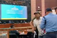 Sejumlah aktivis FPBI menggeruduk Rapat Paripurna DPRD Sumut, soroti PHK sepihak perusahaan sawit di Mandoge, Asahan. Foto; Tangkapan layar video