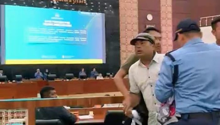 Aktivis FPBI Geruduk Rapat Paripurna DPRD Sumut, Sorot PHK dan Kejahatan Kemanusiaan Perusahaan Sawit di Asahan