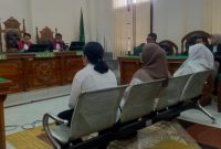 Ketiga terdakwa korupsi Dana BOK di Dinkes Tapteng, saat menjalani sidang di Pengadilan Tipikor Medan