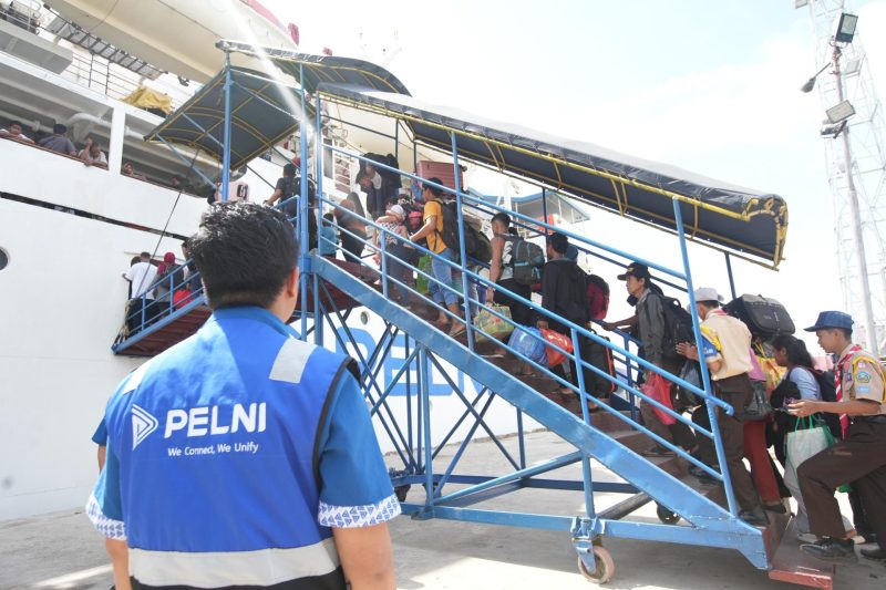 Penumpang kapal PELNI