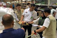 Polrestabes dan Dinas Ketapang Medan, saat melakukan sidak di sejumlah toko ritel dan penjual beras, Kamis (24/7/2025).