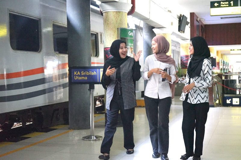 Tiga mahasiswa USU saat berada di Stasiun Medan sebelum berangkat ke Rantau Prapat, Sumut. Foto: Humas KAI Sumut