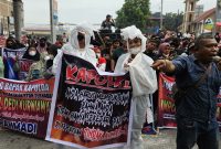 Ratusan warga Tanjungbalai menggelar aksi di Polda Sumut, yang meminta Kompol DK dipecat, Jumat (25/7/2025).