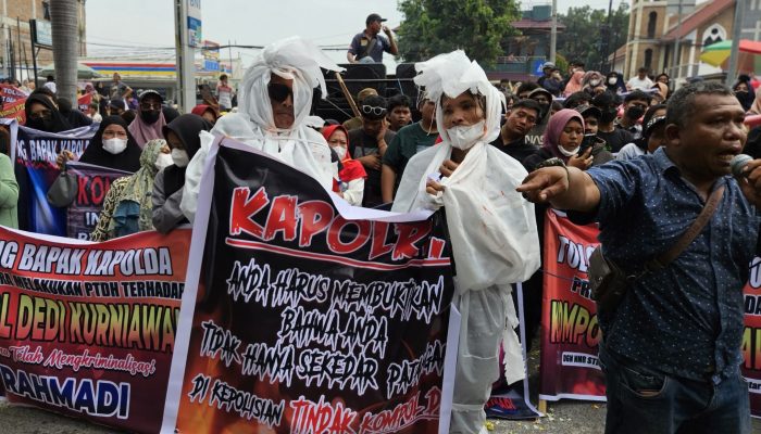 Ratusan Warga Bawa ‘Pocong’ Geruduk Polda Sumut: Desak Kompol DK Dipecat karena Diduga Kriminalisasi Kasus Sabu