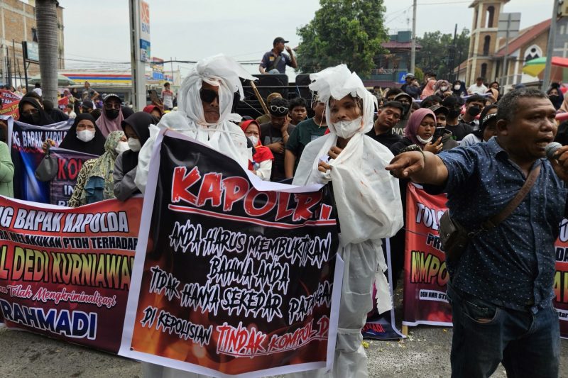Ratusan warga Tanjungbalai menggelar aksi di Polda Sumut, yang meminta Kompol DK dipecat, Jumat (25/7/2025).