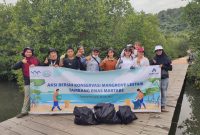 Bank Sampah Yamantab (BSY) bersama puluhan pelajar, pegiat lingkungan, personel TNI AL, karyawan PLN NP UP Pandan, dan tim PT Agincourt Resources, bahu-membahu membersihkan kawasan Konservasi Mangrove Binaan PTAR