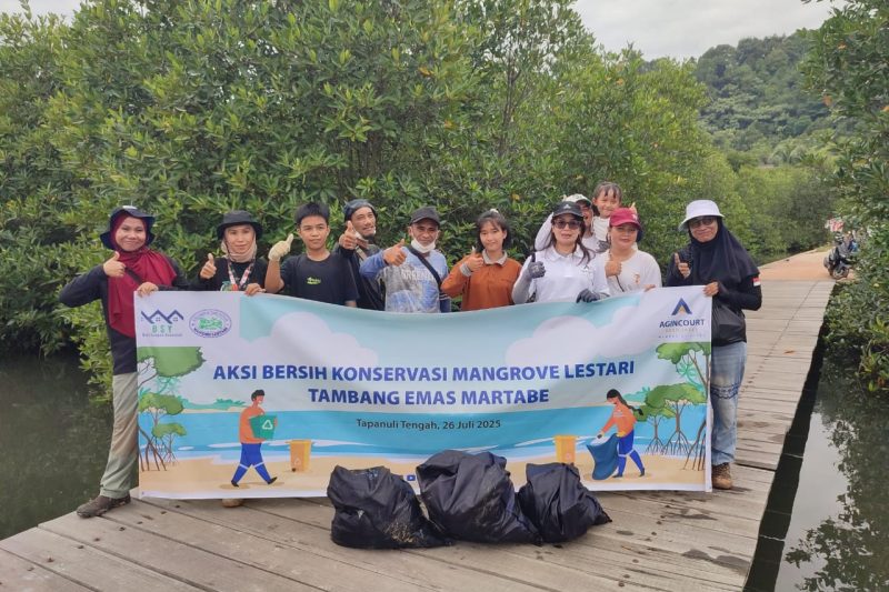 Bank Sampah Yamantab (BSY) bersama puluhan pelajar, pegiat lingkungan, personel TNI AL, karyawan PLN NP UP Pandan, dan tim PT Agincourt Resources, bahu-membahu membersihkan kawasan Konservasi Mangrove Binaan PTAR
