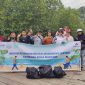 Bank Sampah Yamantab (BSY) bersama puluhan pelajar, pegiat lingkungan, personel TNI AL, karyawan PLN NP UP Pandan, dan tim PT Agincourt Resources, bahu-membahu membersihkan kawasan Konservasi Mangrove Binaan PTAR