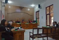 Majelis hakim PN Medan membacakan putusan terhadap Mariah, terdakwa pemalsuan jamu secara virtual, Selasa (29/7).