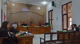 Majelis hakim PN Medan membacakan putusan terhadap Mariah, terdakwa pemalsuan jamu secara virtual, Selasa (29/7).