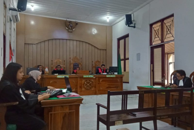 Majelis hakim PN Medan membacakan putusan terhadap Mariah, terdakwa pemalsuan jamu secara virtual, Selasa (29/7).