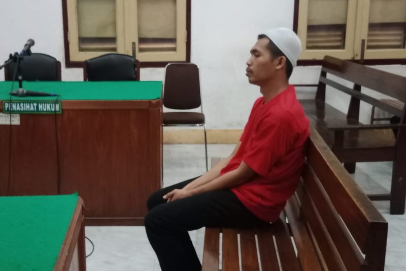 Terdakwa kasus pencurian sendal, Nefri Zaldi menjalani sidang vonis di Pengadilan Negeri Medan, Selasa (29/7/2025).