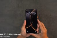 Tampilan depan Xiaomi 15s Pro  dengan layar LTPO AMOLED 6,73 inci dan kamera depan 32MP (f/2.0, 22mm wide). Desain elegan dengan punch-hole simetris di bagian tengah, memperkuat kesan premium flagship terbaru Xiaomi.  (youtube Dhiarcom)
