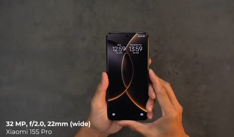 Tampilan depan Xiaomi 15s Pro  dengan layar LTPO AMOLED 6,73 inci dan kamera depan 32MP (f/2.0, 22mm wide). Desain elegan dengan punch-hole simetris di bagian tengah, memperkuat kesan premium flagship terbaru Xiaomi.  (youtube Dhiarcom)
