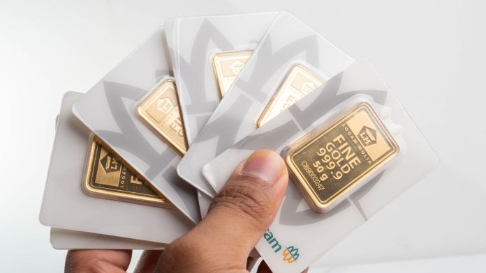 Harga emas Antam itu melonjak Rp 24.000 jika dibandingkan dengan harga pada Selasa (22/7) yang berada di level Rp Rp 1.927.000 per gram.