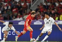 Pesepak bola Timnas Indonesia U-23 Achmad Maulana Syarif (kanan) dan Rahmat Arjuna Reski (kiri) berebut bola dengan pesepak bola Timnas Vietnam U-23 Ngoc My Nguyen (tengah) pada pertandingan final Piala AFF U-23 2025 di Stadion Utama Gelora Bung Karno (SUGBK), Senayan, Jakarta, Selasa (29/7/2025).