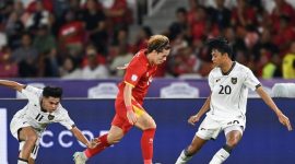 Pesepak bola Timnas Indonesia U-23 Achmad Maulana Syarif (kanan) dan Rahmat Arjuna Reski (kiri) berebut bola dengan pesepak bola Timnas Vietnam U-23 Ngoc My Nguyen (tengah) pada pertandingan final Piala AFF U-23 2025 di Stadion Utama Gelora Bung Karno (SUGBK), Senayan, Jakarta, Selasa (29/7/2025).