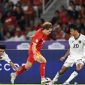 Pesepak bola Timnas Indonesia U-23 Achmad Maulana Syarif (kanan) dan Rahmat Arjuna Reski (kiri) berebut bola dengan pesepak bola Timnas Vietnam U-23 Ngoc My Nguyen (tengah) pada pertandingan final Piala AFF U-23 2025 di Stadion Utama Gelora Bung Karno (SUGBK), Senayan, Jakarta, Selasa (29/7/2025).