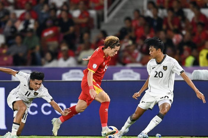 Pesepak bola Timnas Indonesia U-23 Achmad Maulana Syarif (kanan) dan Rahmat Arjuna Reski (kiri) berebut bola dengan pesepak bola Timnas Vietnam U-23 Ngoc My Nguyen (tengah) pada pertandingan final Piala AFF U-23 2025 di Stadion Utama Gelora Bung Karno (SUGBK), Senayan, Jakarta, Selasa (29/7/2025).