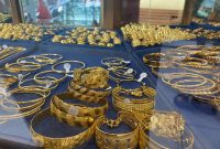 Harga emas perhiasan hari ini, Kamis (3/7/2025) mayoritas naik, sedangkan Laku Emas malah stabil di mana harga emas perhiasan mengalami perubahan berdasarkan perkembangan pasar global dan nilai tukar rupiah.