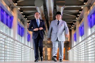 Momen pertemuan Prabowo dan Anwar Ibrahim di Malaysia pada Januari 2025 lalu. Foto: REUTERS/Hasnoor Hussain